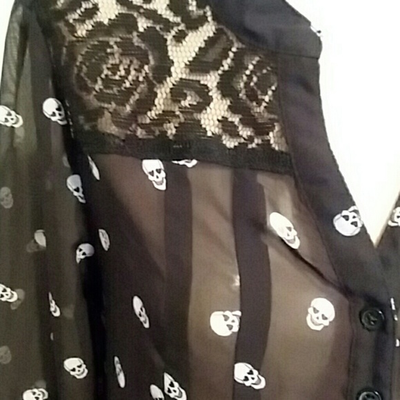 Sheer black skull pattern blouse - Picture 2 of 3